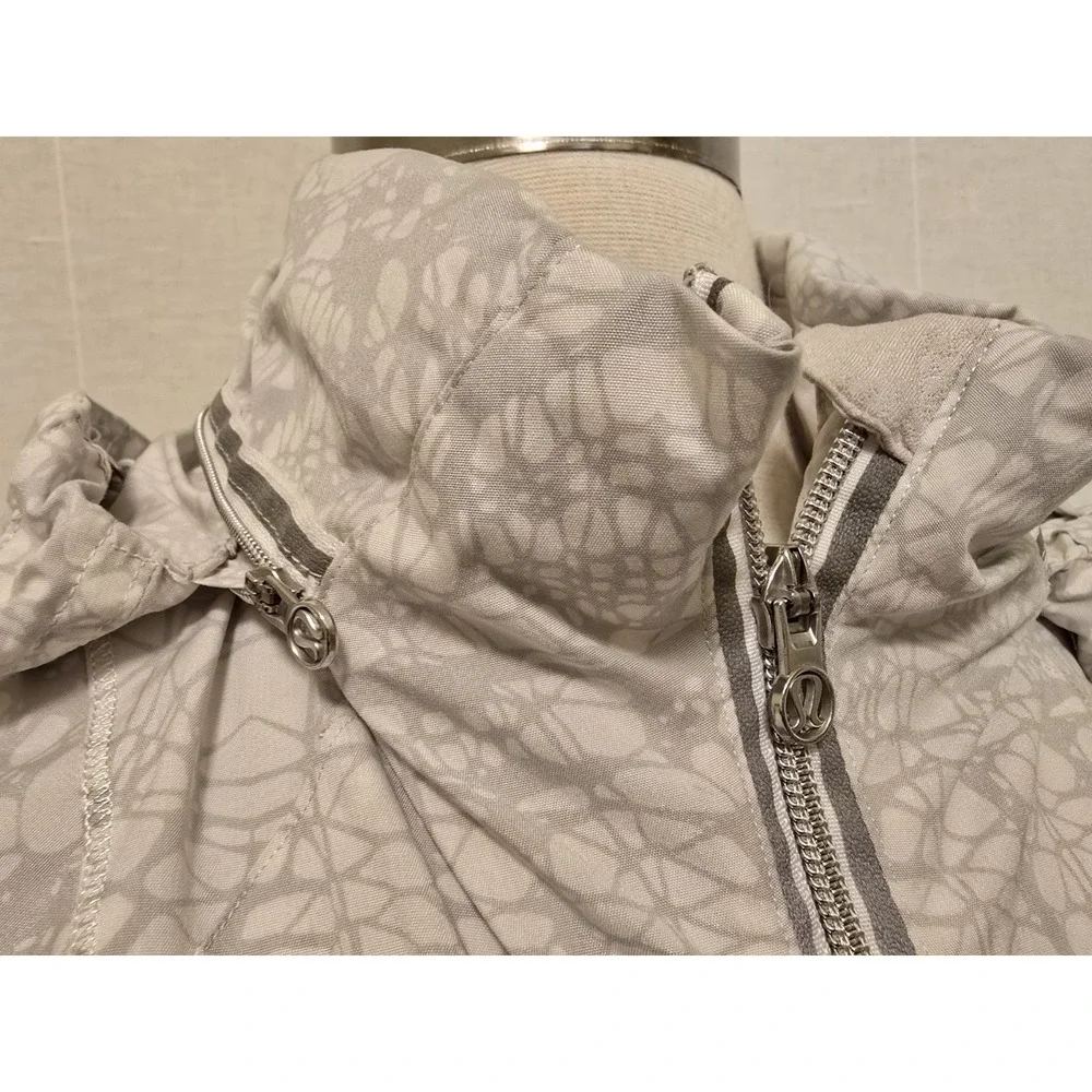 Lululemon Run Hustle Jacket Womens Size 6 White Reflective Print With Hood